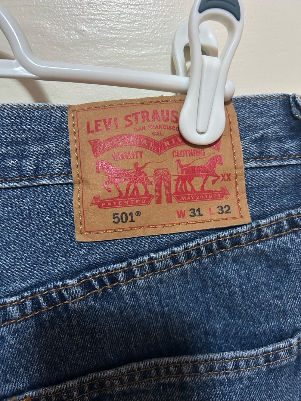 Levi's 501 Men's Straight Leg Button Fly Jeans in Dark Blue Denim, size 31 x 32.